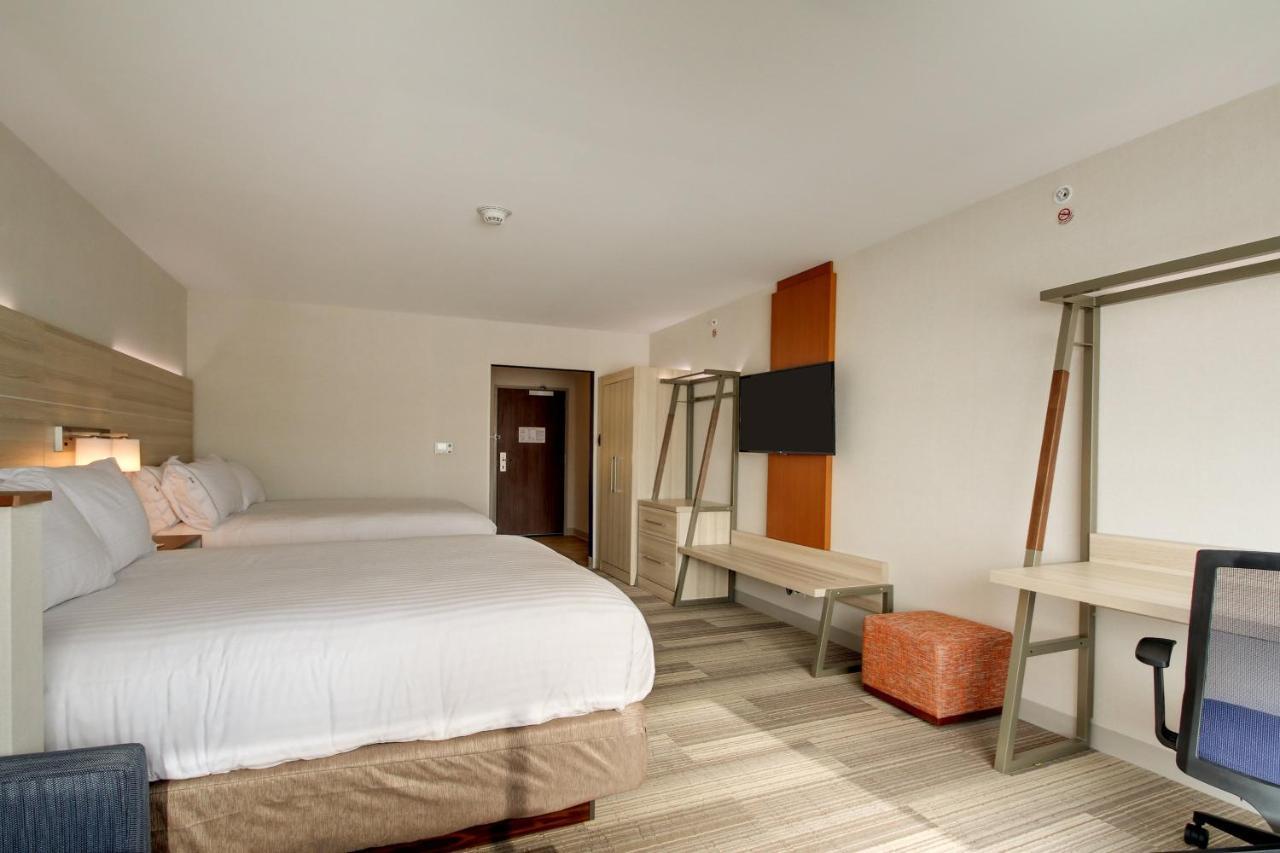 Holiday Inn Express & Suites Galesburg By Ihg Room photo