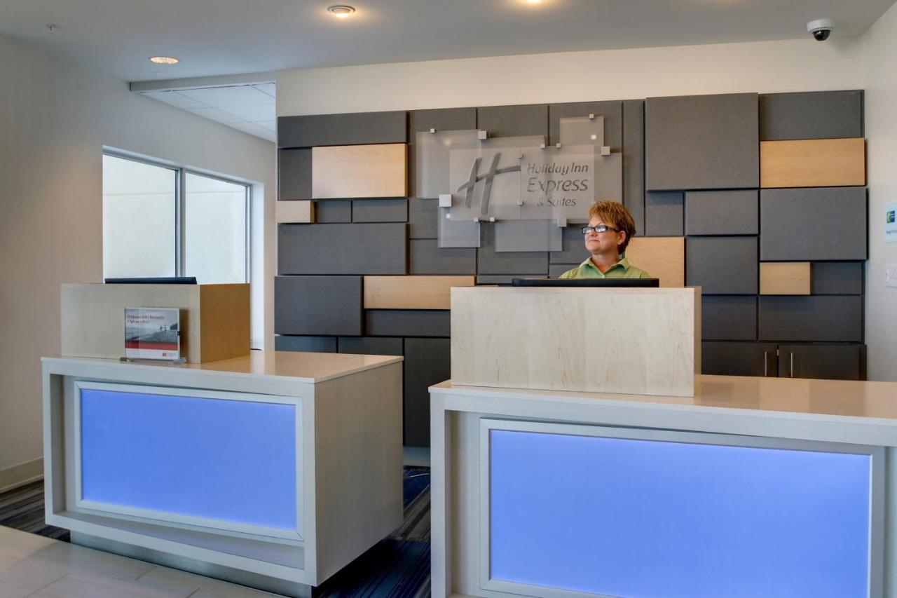 Holiday Inn Express & Suites Galesburg By Ihg Exterior photo