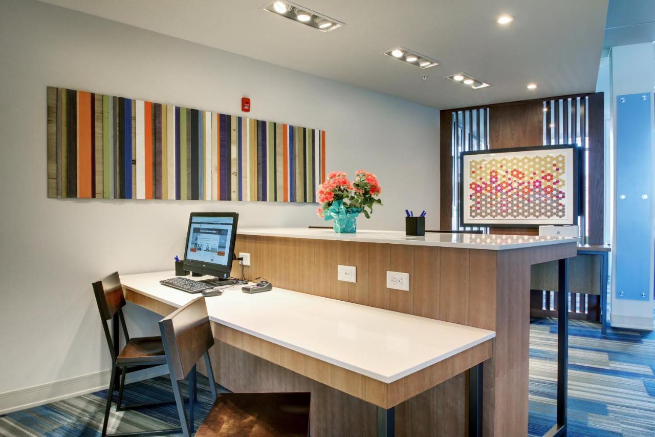 Holiday Inn Express & Suites Galesburg By Ihg Exterior photo