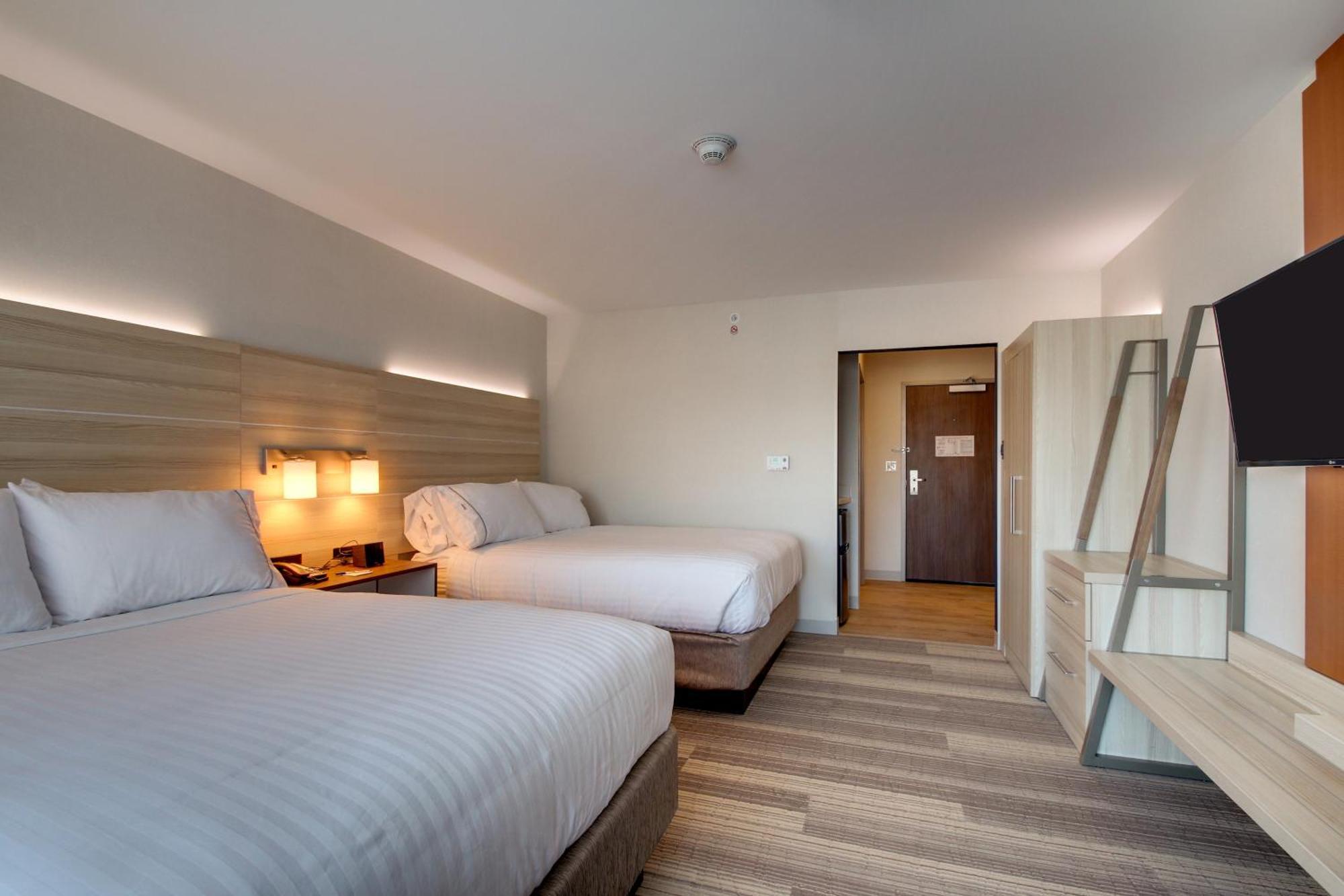Holiday Inn Express & Suites Galesburg By Ihg Exterior photo