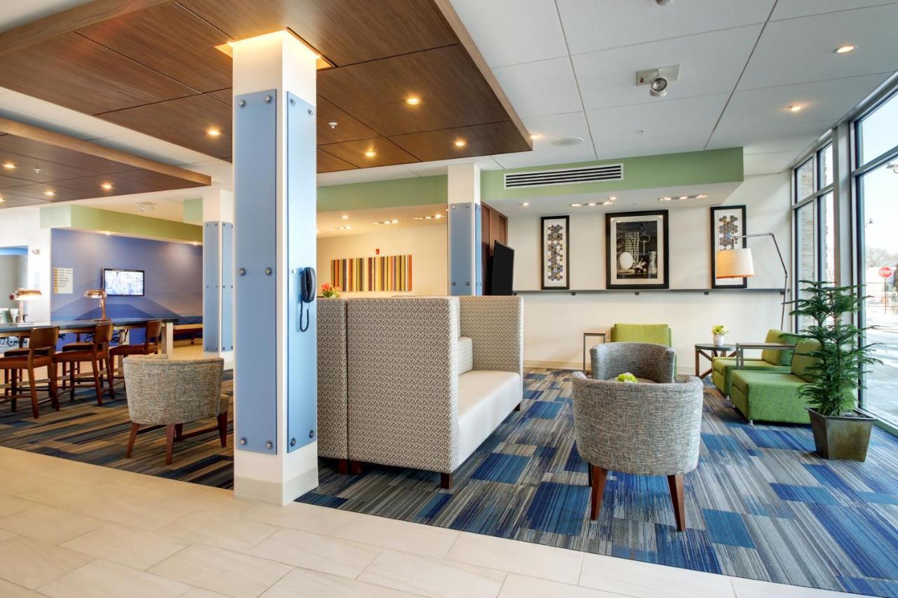 Holiday Inn Express & Suites Galesburg By Ihg Exterior photo